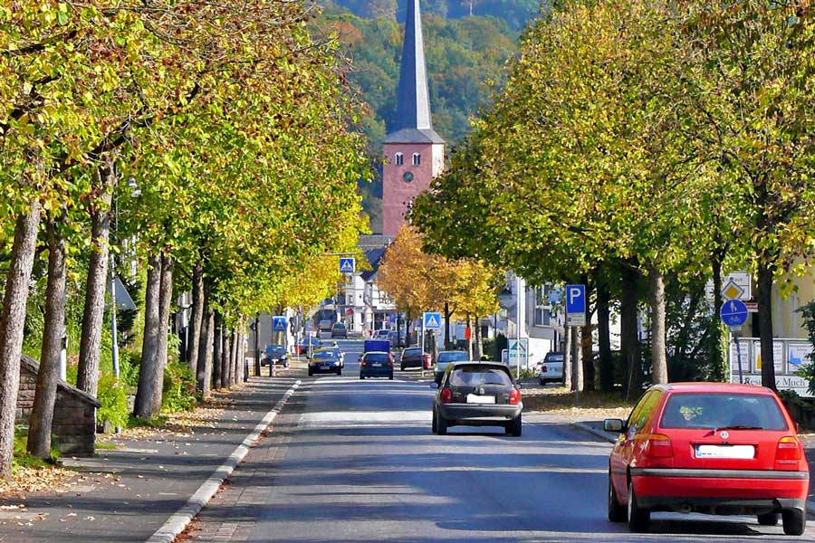 Ortsteil Much, Hauptstraße und katholische Pfarrkirche St. Martinus