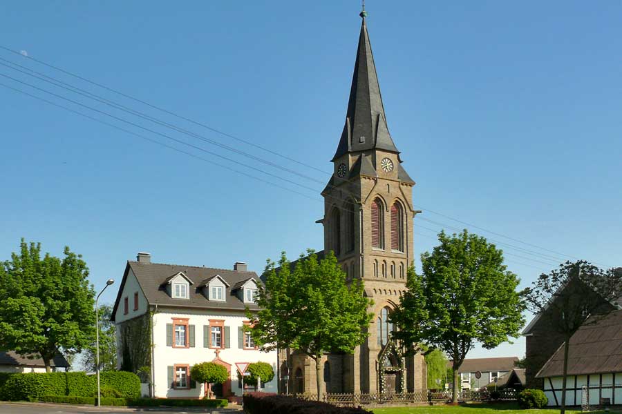 Ortsteil Marienfeld, Dorfstraße und katholische Pfarrkirche St. Mariä Himmelfahrt